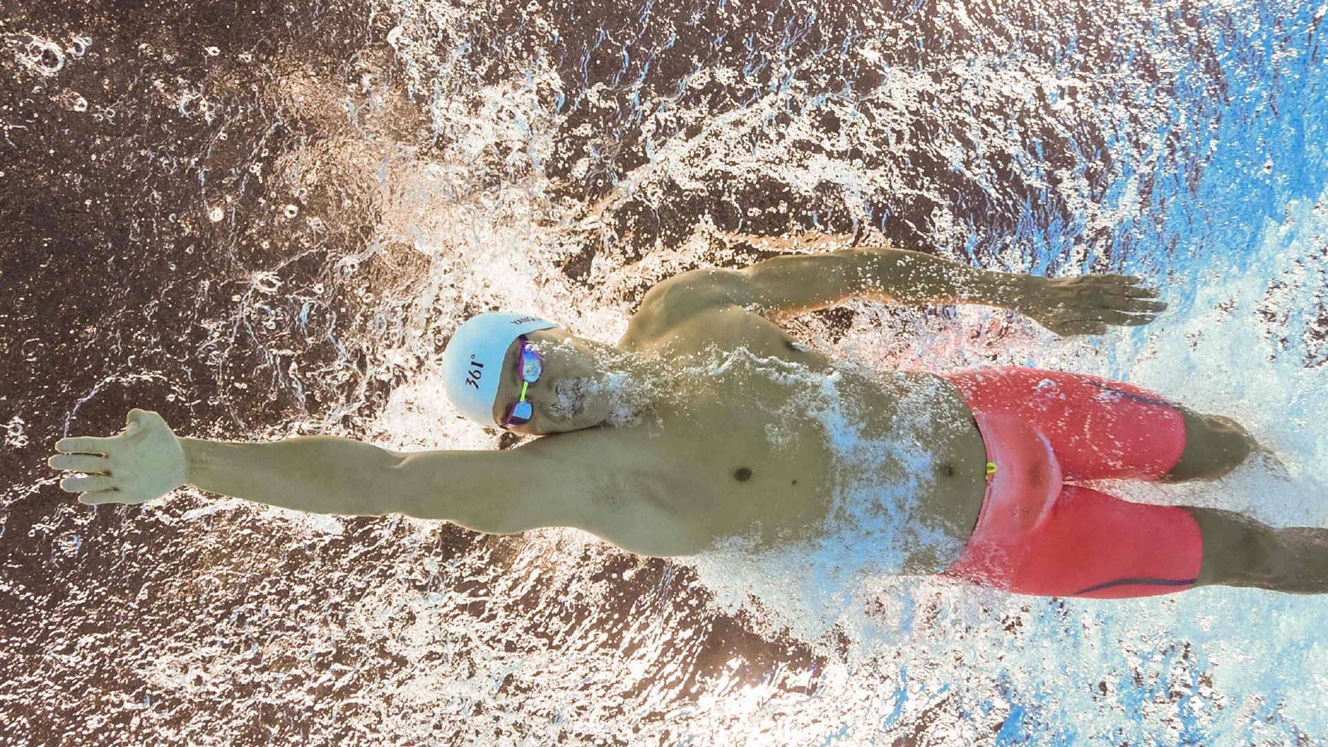 深圳队生死战取胜鹈鹕，恩比德成为关键先生，当东方坚韧遇上西方天赋